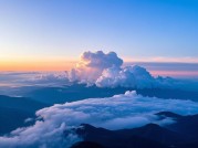 《云巅之上：企业数字化转型的「隐形翅膀」如何重塑商业未来？》