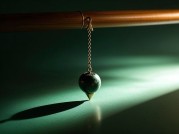 灵摆：神秘工具还是科学未解之谜？深度解析能量探测背后的争议与价值